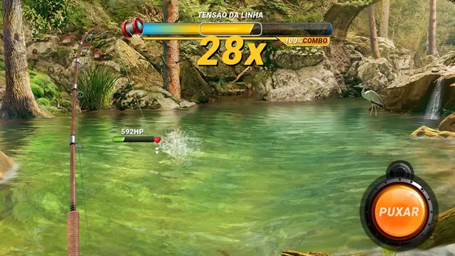 Barra de tensão da linha no Fishing Clash com combo de 28x e o botão Puxar em baixo à direita